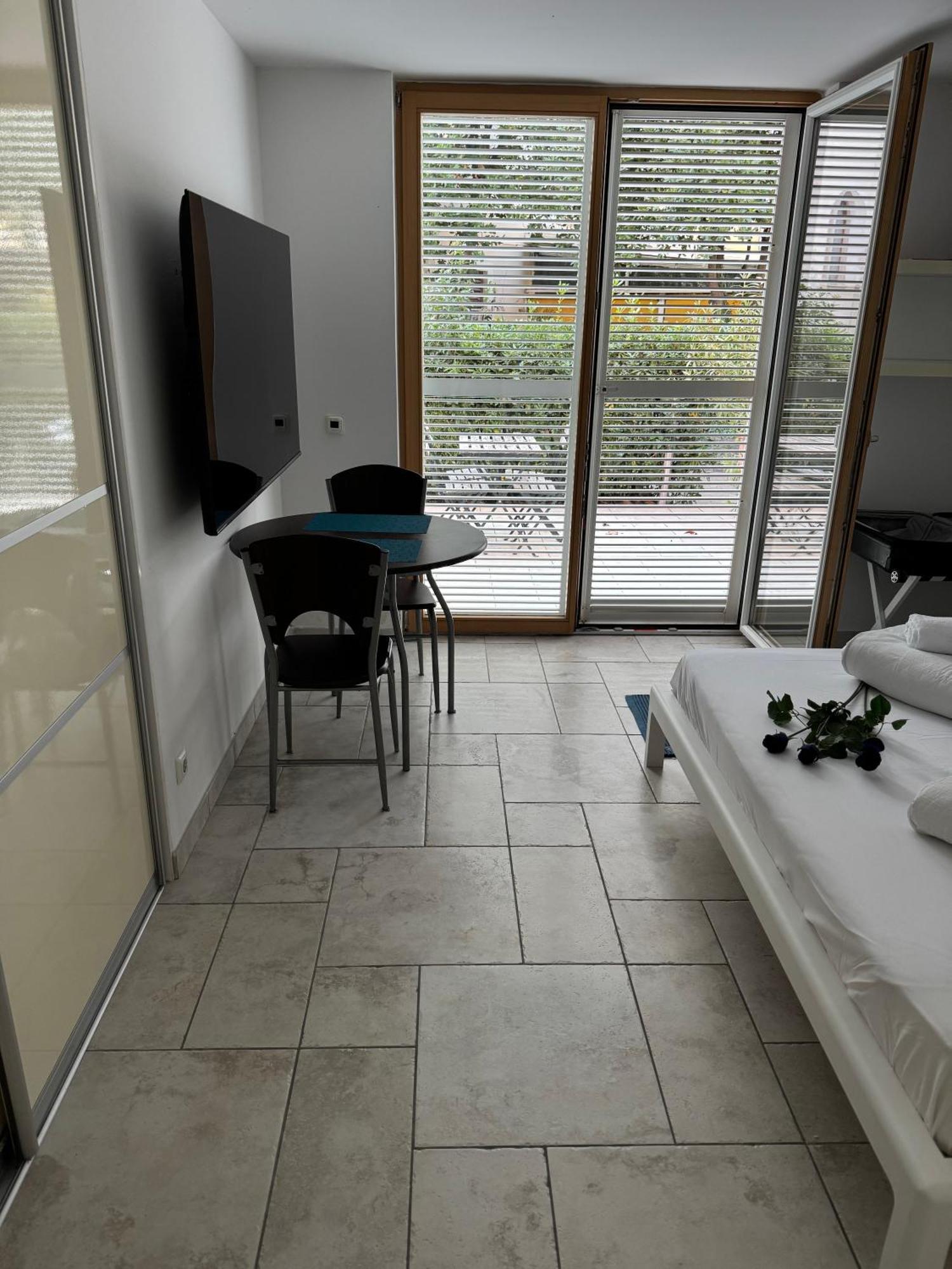 Anabella Apartment Izola Bagian luar foto